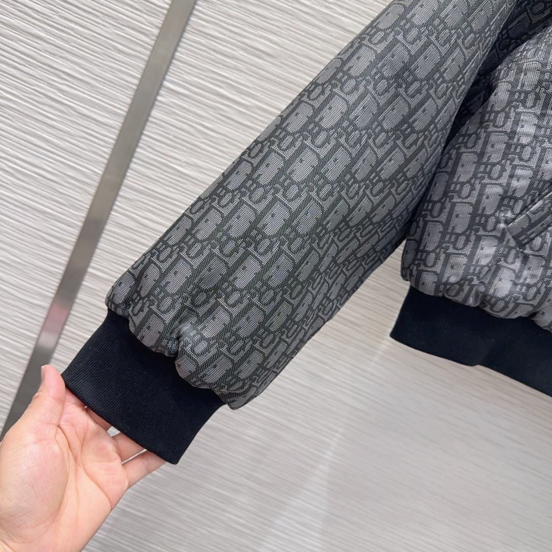 🛍️ Christian Dio* 👑2025FW新品外套，经典提花面料，休闲的短款版型，搭配超大版型罗