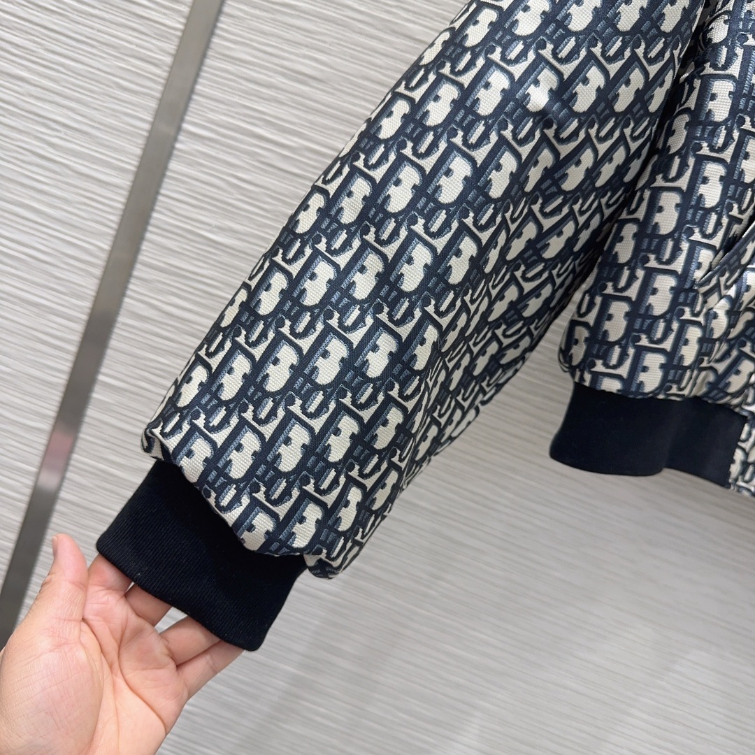 🛍️ Christian Dio* 👑2025FW新品外套，经典提花面料，休闲的短款版型，搭配超大版型罗