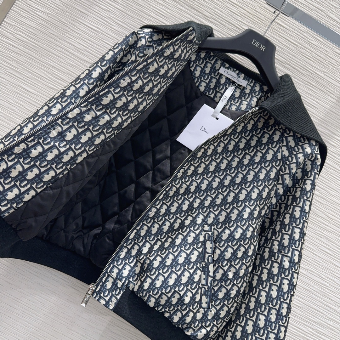 🛍️ Christian Dio* 👑2025FW新品外套，经典提花面料，休闲的短款版型，搭配超大版型罗