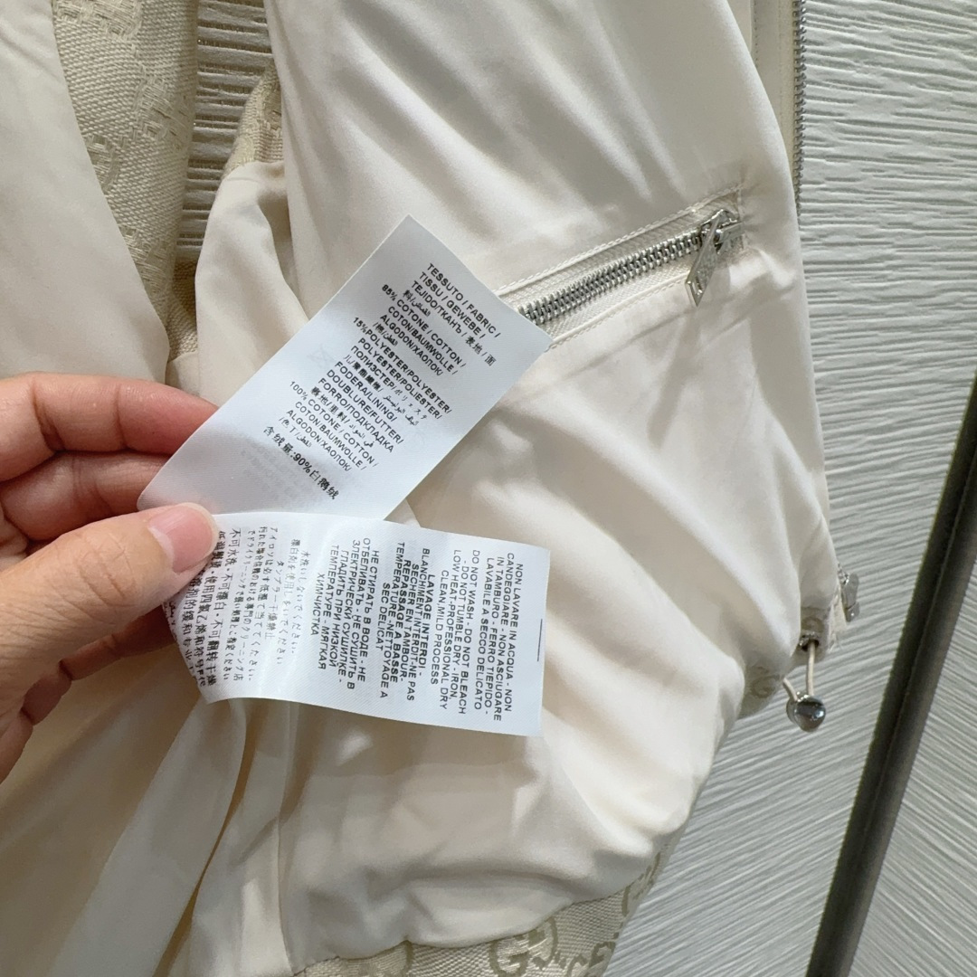 🛍️ Gucc* 👑2025FW新款马甲，GG提花棉质帆布羽绒马甲外套 饰互扣式双G椭圆形皮革标牌，填充