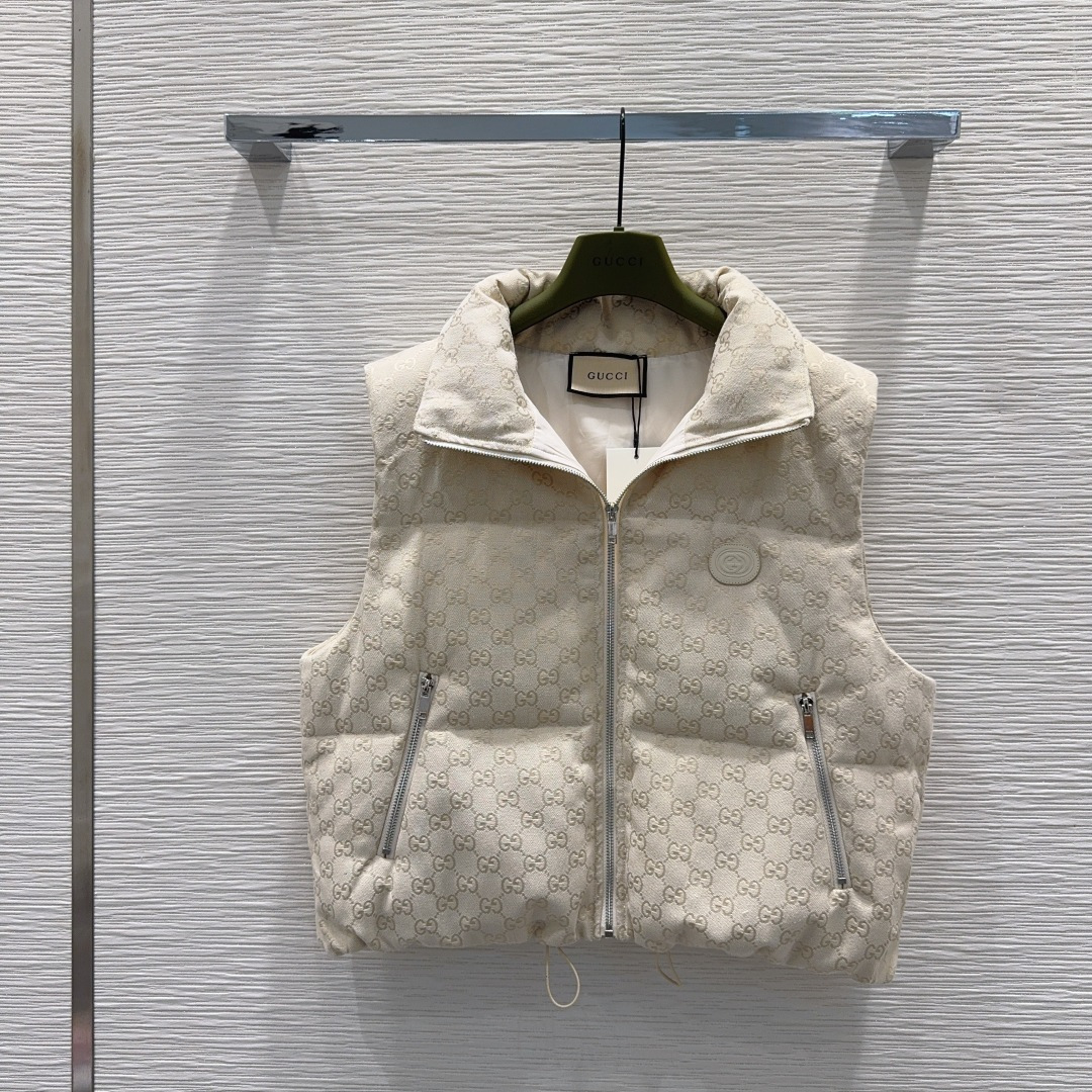 🛍️ Gucc* 👑2025FW新款马甲，GG提花棉质帆布羽绒马甲外套 饰互扣式双G椭圆形皮革标牌，填充