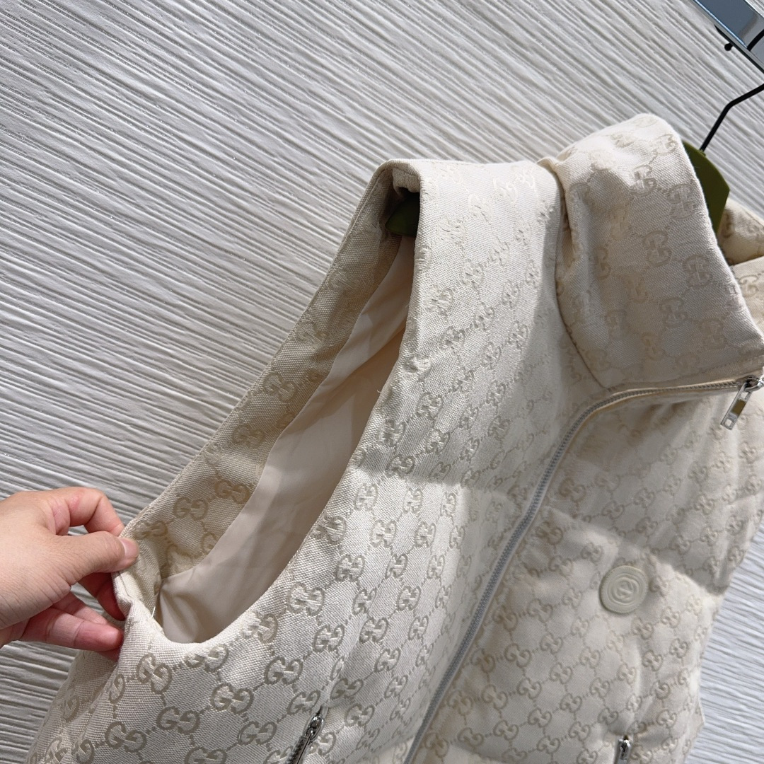 🛍️ Gucc* 👑2025FW新款马甲，GG提花棉质帆布羽绒马甲外套 饰互扣式双G椭圆形皮革标牌，填充