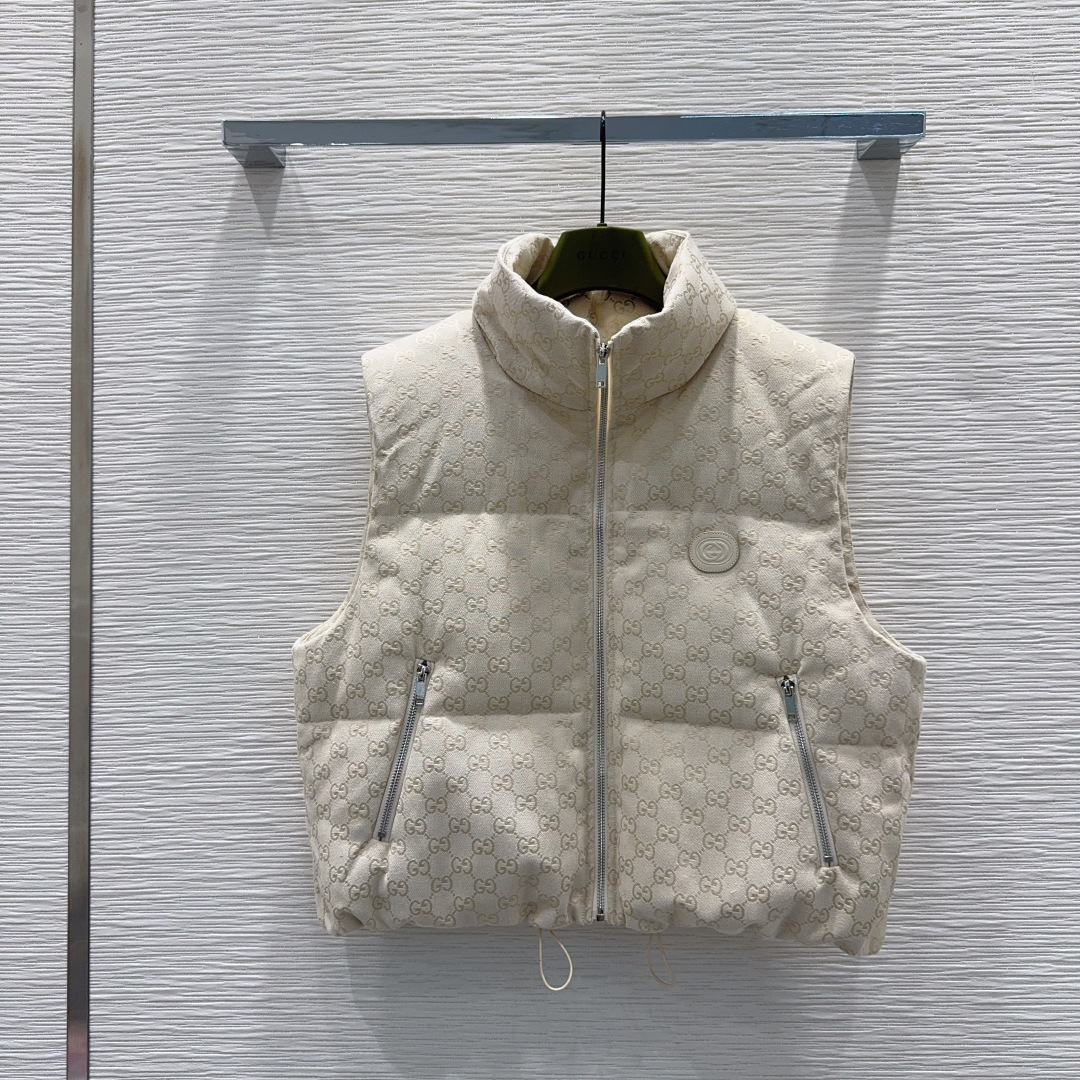 🛍️ Gucc* 👑2025FW新款马甲，GG提花棉质帆布羽绒马甲外套 饰互扣式双G椭圆形皮革标牌，填充