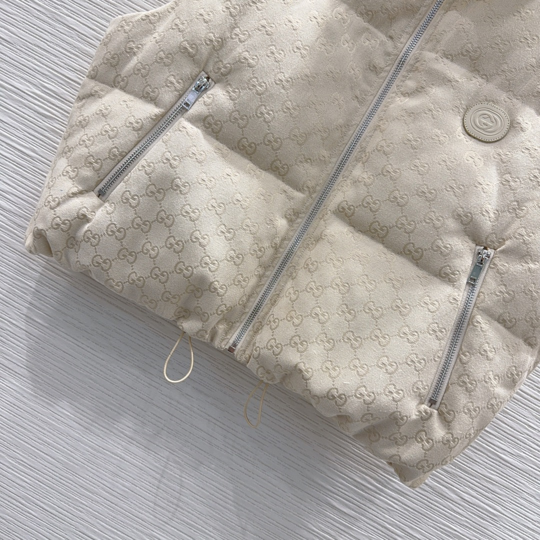 🛍️ Gucc* 👑2025FW新款马甲，GG提花棉质帆布羽绒马甲外套 饰互扣式双G椭圆形皮革标牌，填充