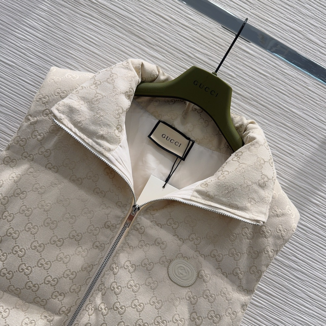 🛍️ Gucc* 👑2025FW新款马甲，GG提花棉质帆布羽绒马甲外套 饰互扣式双G椭圆形皮革标牌，填充