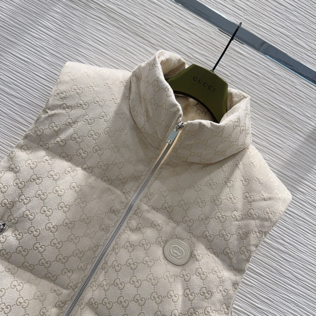 🛍️ Gucc* 👑2025FW新款马甲，GG提花棉质帆布羽绒马甲外套 饰互扣式双G椭圆形皮革标牌，填充