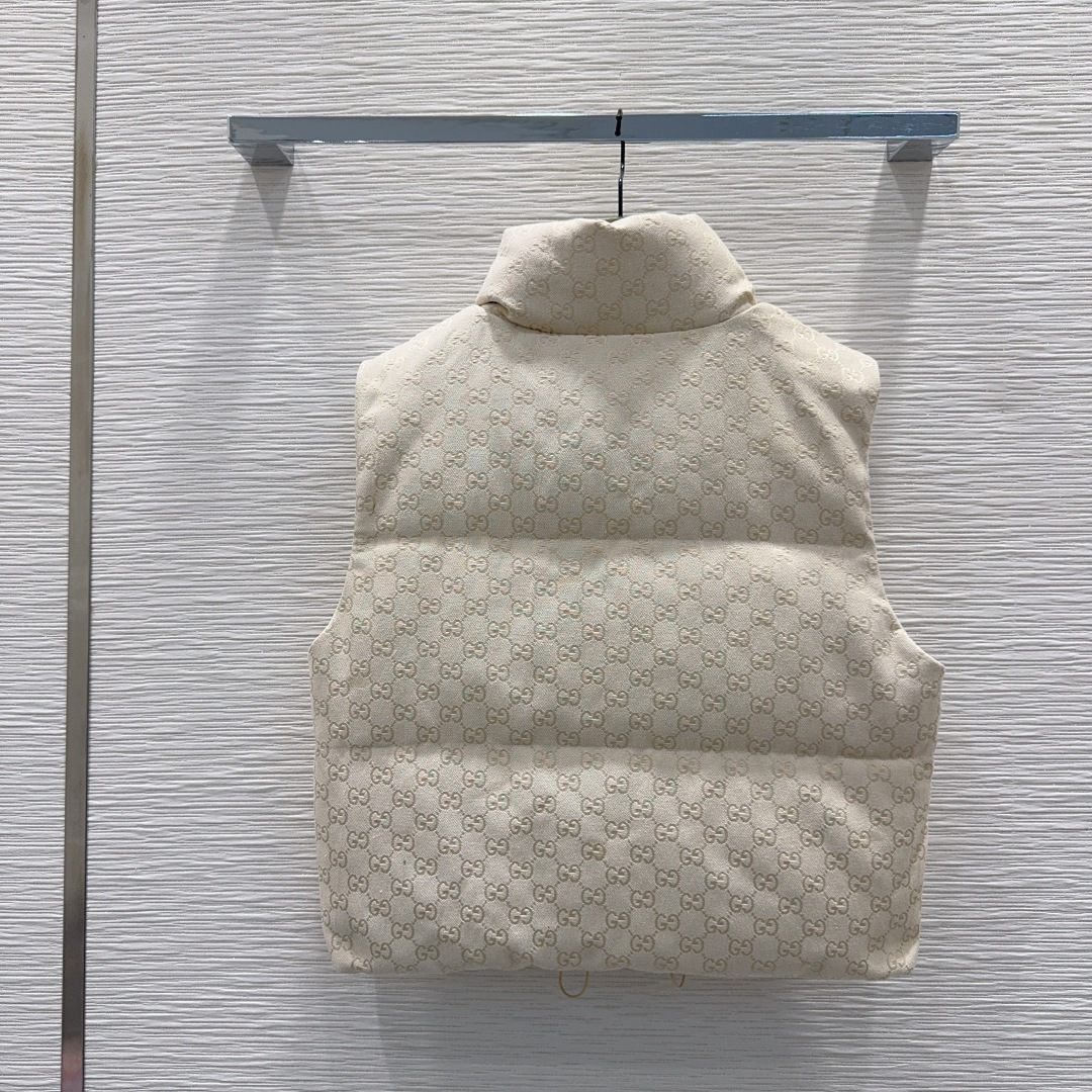 🛍️ Gucc* 👑2025FW新款马甲，GG提花棉质帆布羽绒马甲外套 饰互扣式双G椭圆形皮革标牌，填充