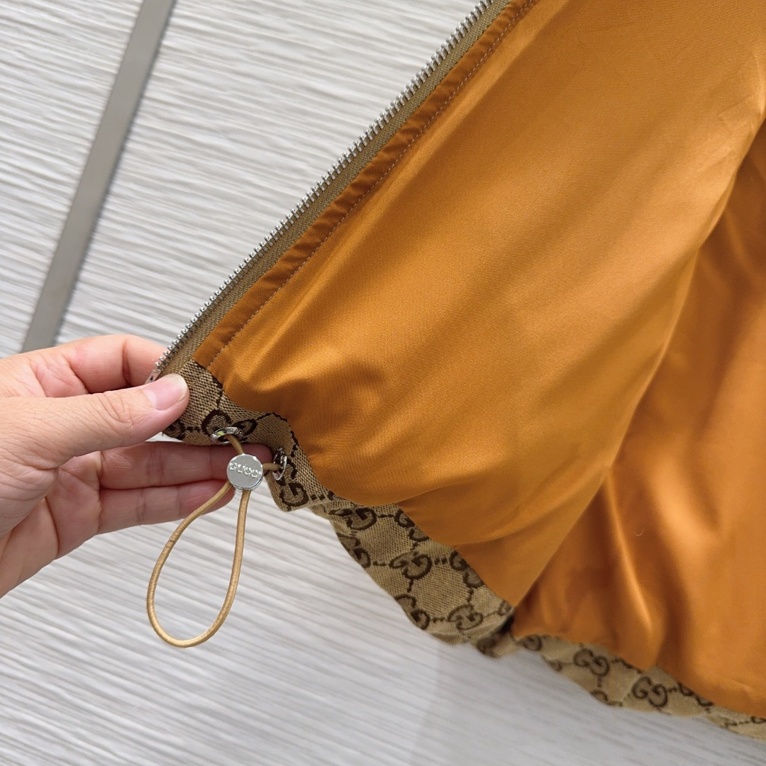 🛍️ Gucc* 👑2025FW新款马甲，GG提花棉质帆布羽绒马甲外套 饰互扣式双G椭圆形皮革标牌，填充