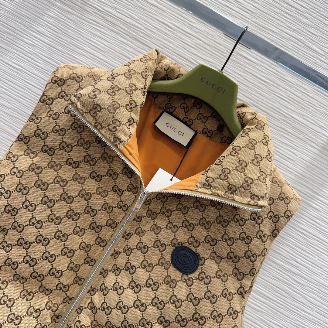 🛍️ Gucc* 👑2025FW新款马甲，GG提花棉质帆布羽绒马甲外套 饰互扣式双G椭圆形皮革标牌，填充