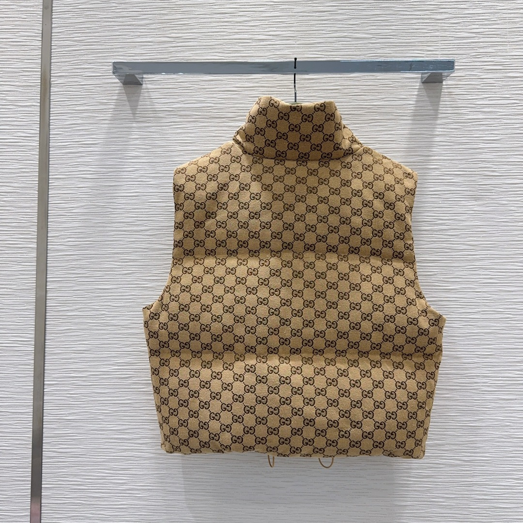 🛍️ Gucc* 👑2025FW新款马甲，GG提花棉质帆布羽绒马甲外套 饰互扣式双G椭圆形皮革标牌，填充