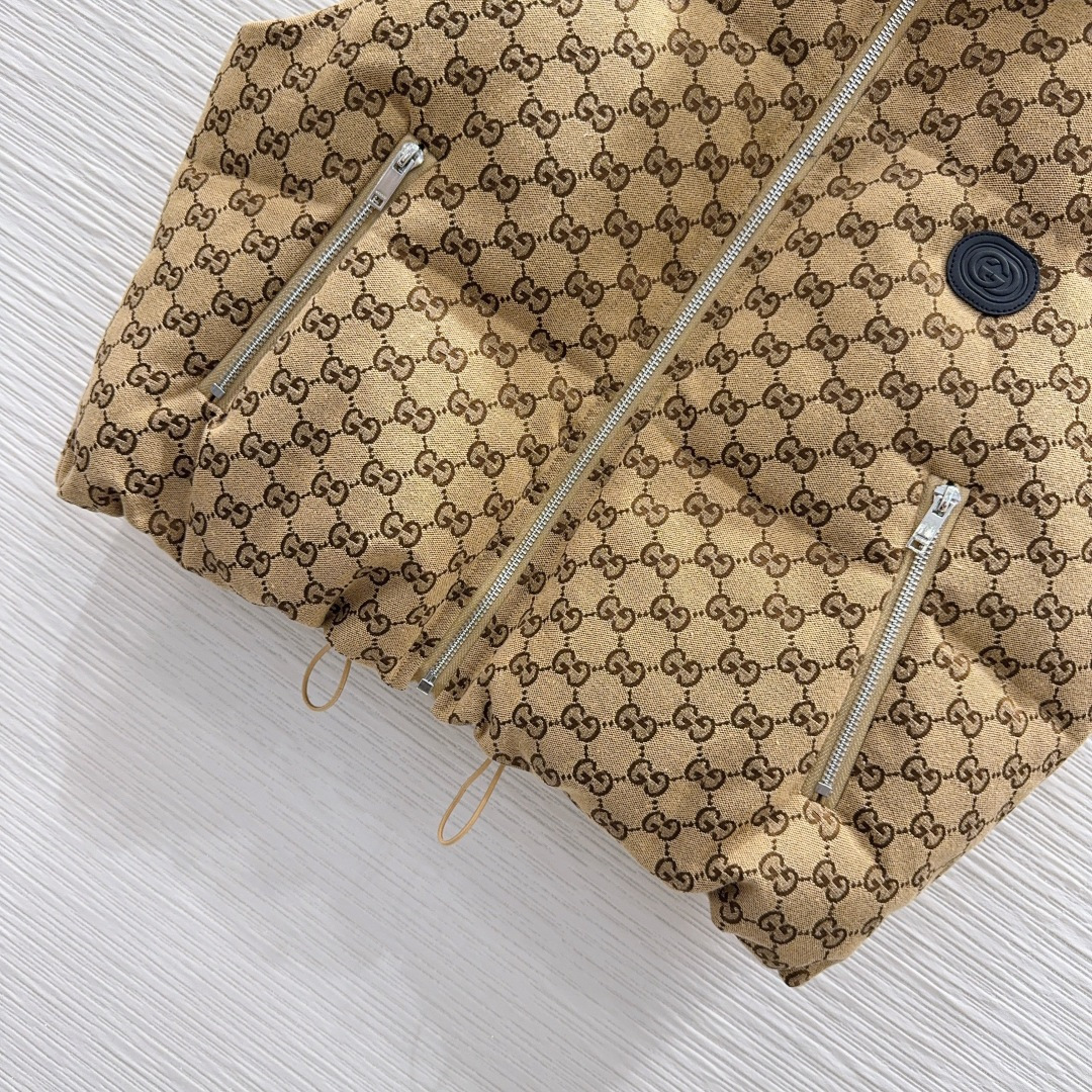 🛍️ Gucc* 👑2025FW新款马甲，GG提花棉质帆布羽绒马甲外套 饰互扣式双G椭圆形皮革标牌，填充