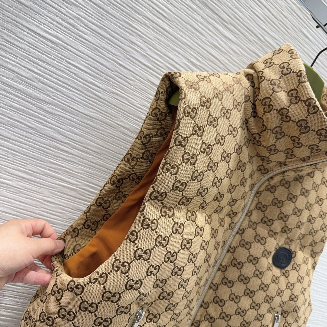 🛍️ Gucc* 👑2025FW新款马甲，GG提花棉质帆布羽绒马甲外套 饰互扣式双G椭圆形皮革标牌，填充