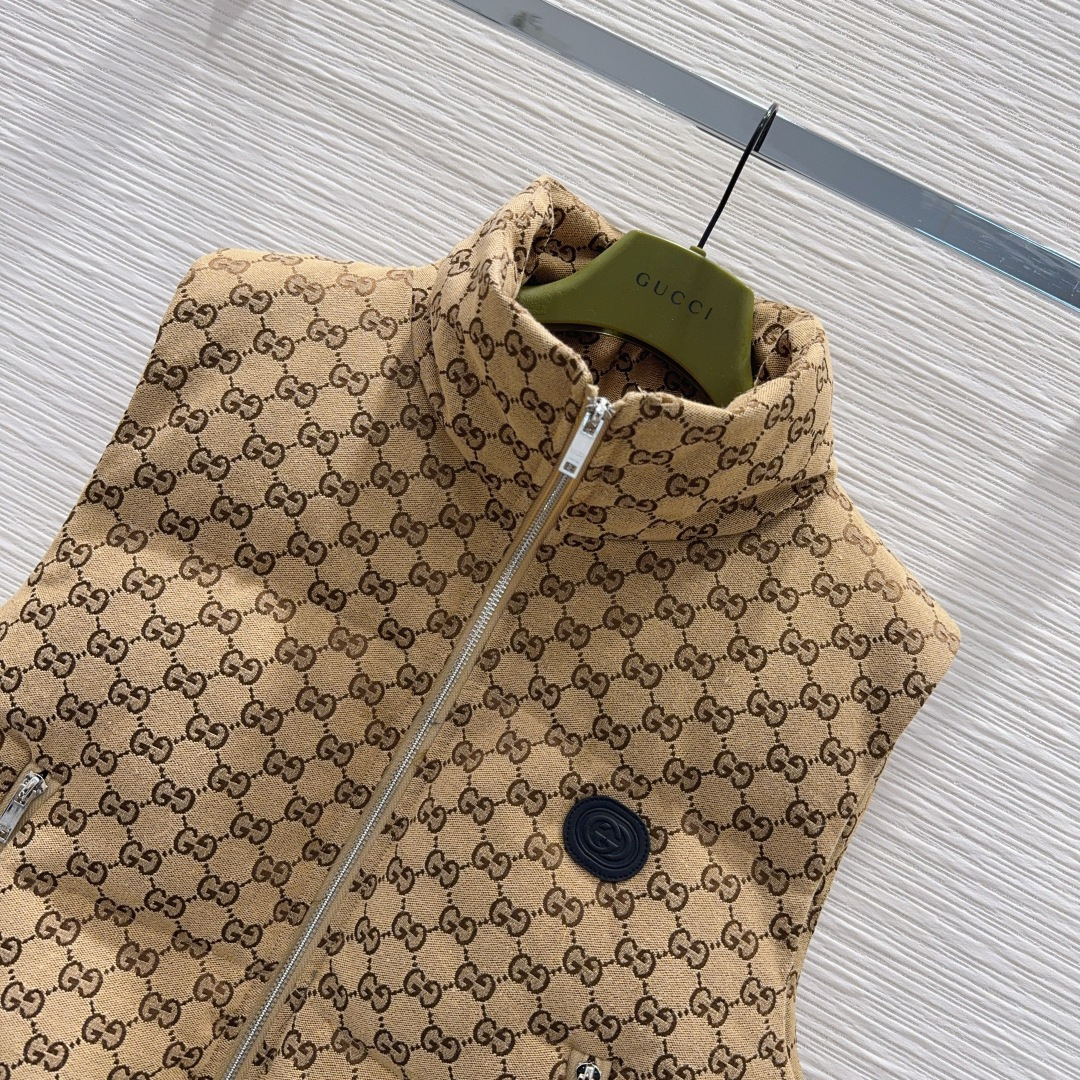 🛍️ Gucc* 👑2025FW新款马甲，GG提花棉质帆布羽绒马甲外套 饰互扣式双G椭圆形皮革标牌，填充