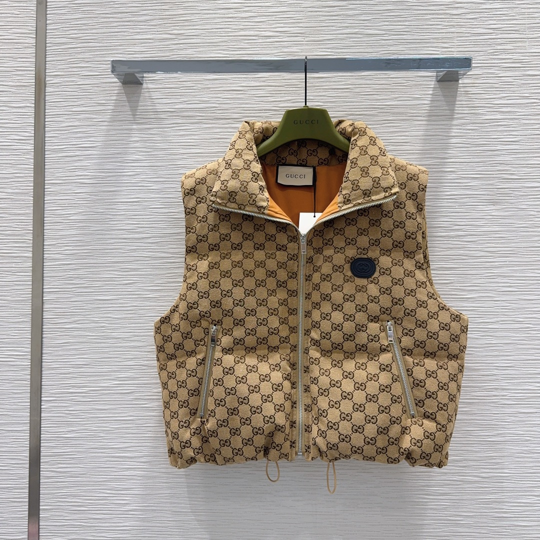 🛍️ Gucc* 👑2025FW新款马甲，GG提花棉质帆布羽绒马甲外套 饰互扣式双G椭圆形皮革标牌，填充