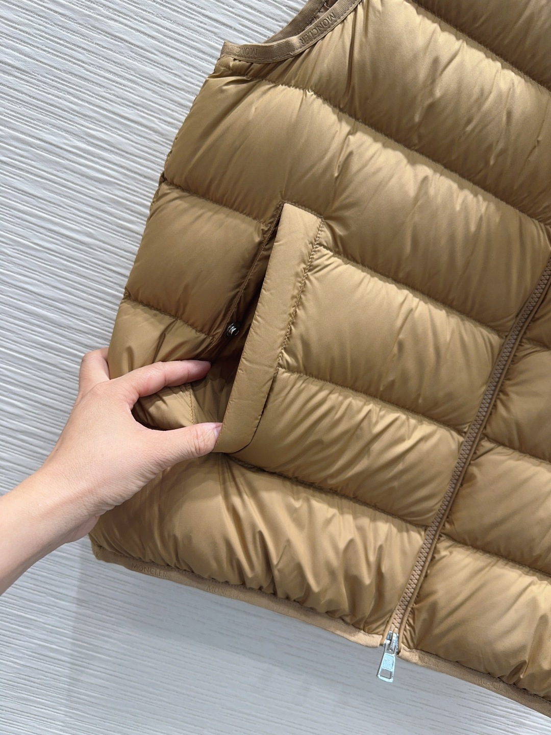 🛍️Moncle*👑2025FW新款羽绒服马甲 【鹅绒】男女同款 整体保暖效果拉满，独特设计款羽绒服 休