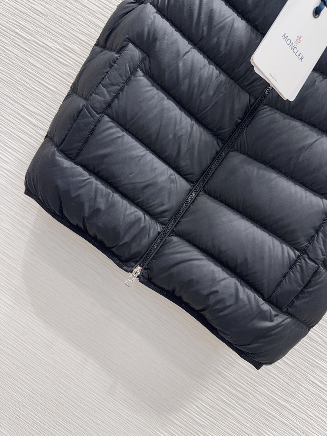 🛍️Moncle*👑2025FW新款羽绒服马甲 【鹅绒】男女同款 整体保暖效果拉满，独特设计款羽绒服 休
