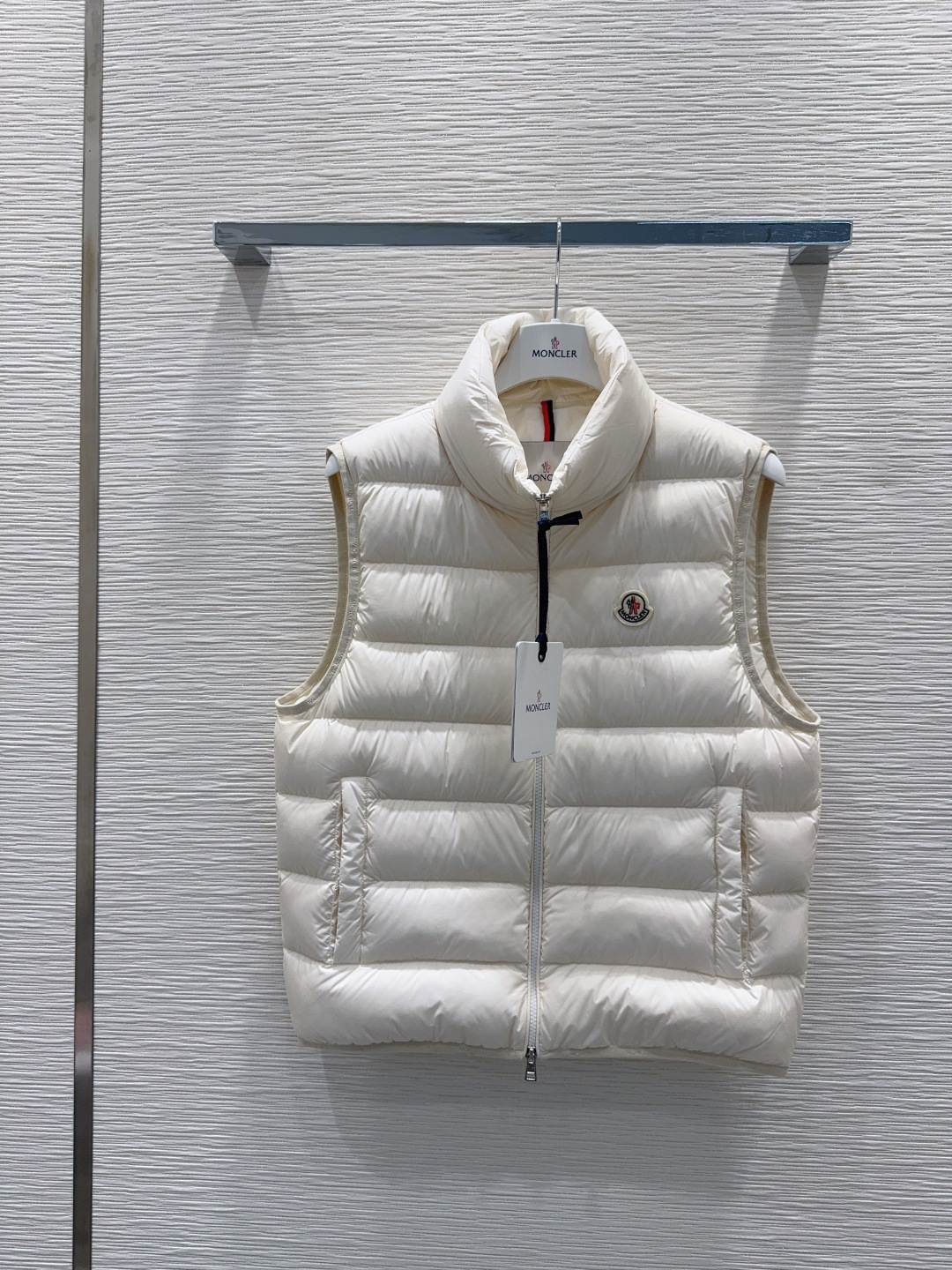 Moncler Down Vest: 2025FW Unisex Padded Gilet with Classic Logo 2 cmp i1760139773112 7063 0 0