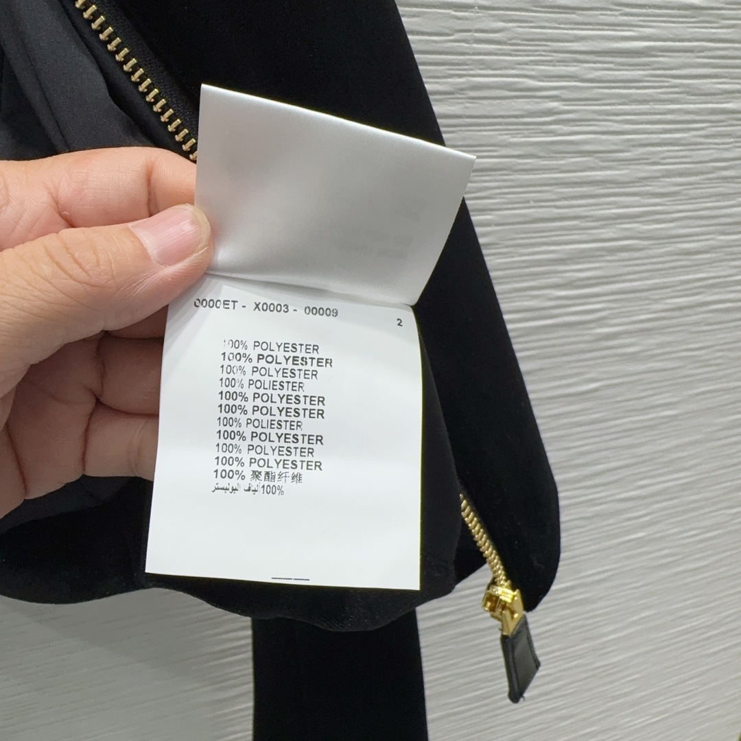 🛍️ Prad* 👑2025FW新款 人人都能驾驭的丝绒套装。高密度时髦休闲风 Vintage帅气 中古