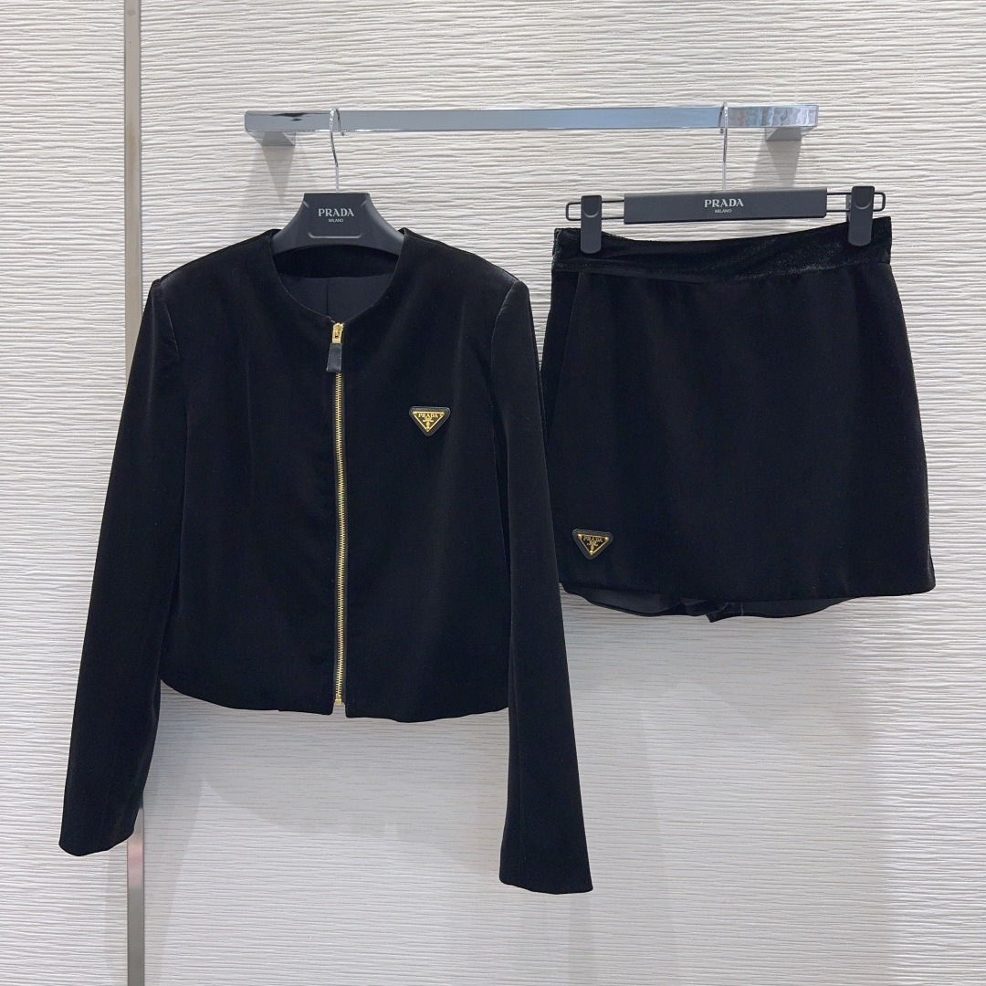 🛍️ Prad* 👑2025FW新款 人人都能驾驭的丝绒套装。高密度时髦休闲风 Vintage帅气 中古