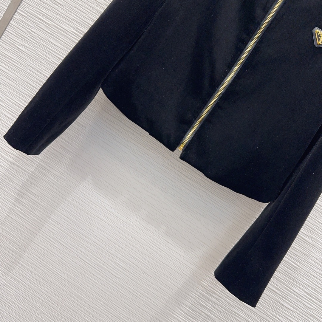 🛍️ Prad* 👑2025FW新款 人人都能驾驭的丝绒套装。高密度时髦休闲风 Vintage帅气 中古