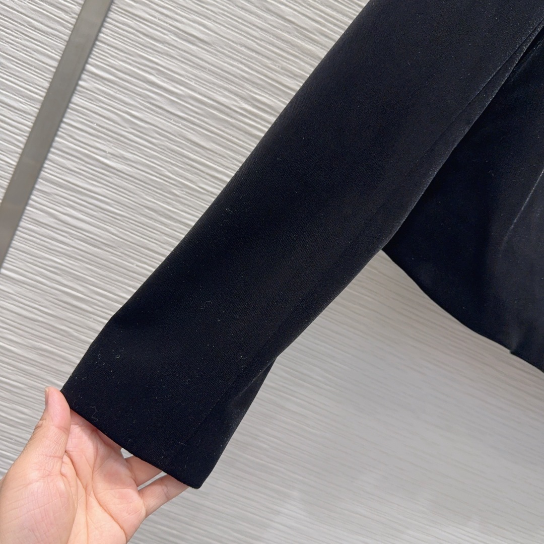 🛍️ Prad* 👑2025FW新款 人人都能驾驭的丝绒套装。高密度时髦休闲风 Vintage帅气 中古