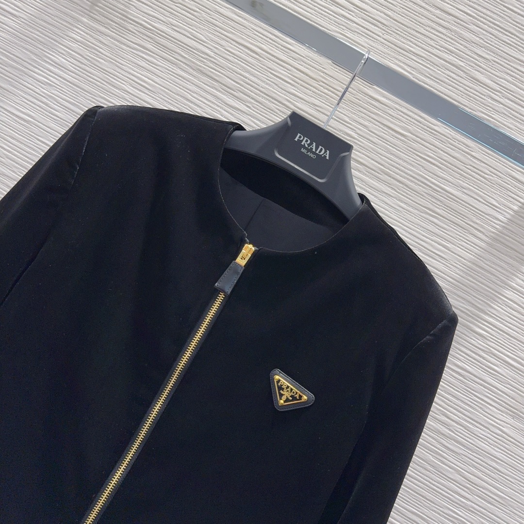 🛍️ Prad* 👑2025FW新款 人人都能驾驭的丝绒套装。高密度时髦休闲风 Vintage帅气 中古