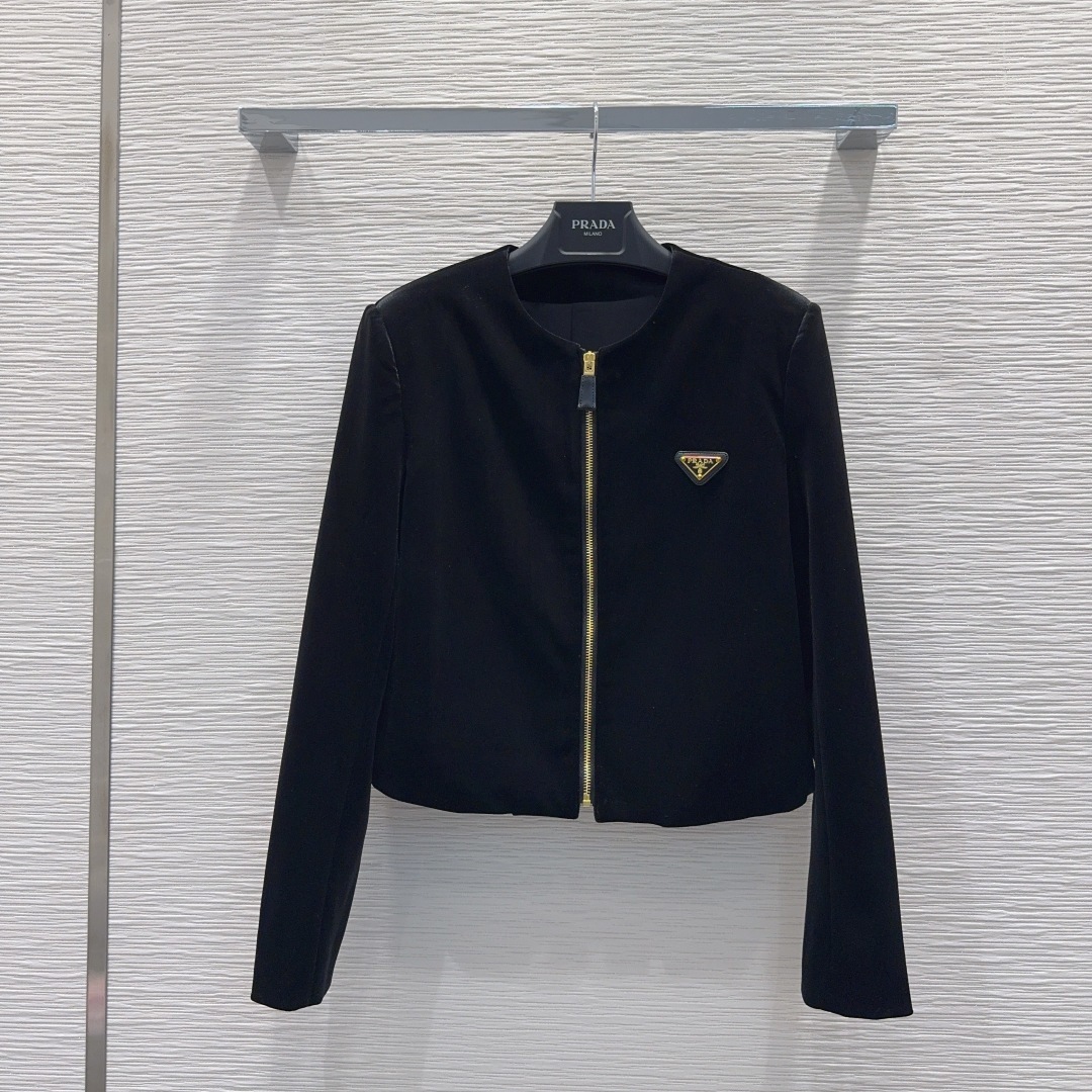 🛍️ Prad* 👑2025FW新款 人人都能驾驭的丝绒套装。高密度时髦休闲风 Vintage帅气 中古