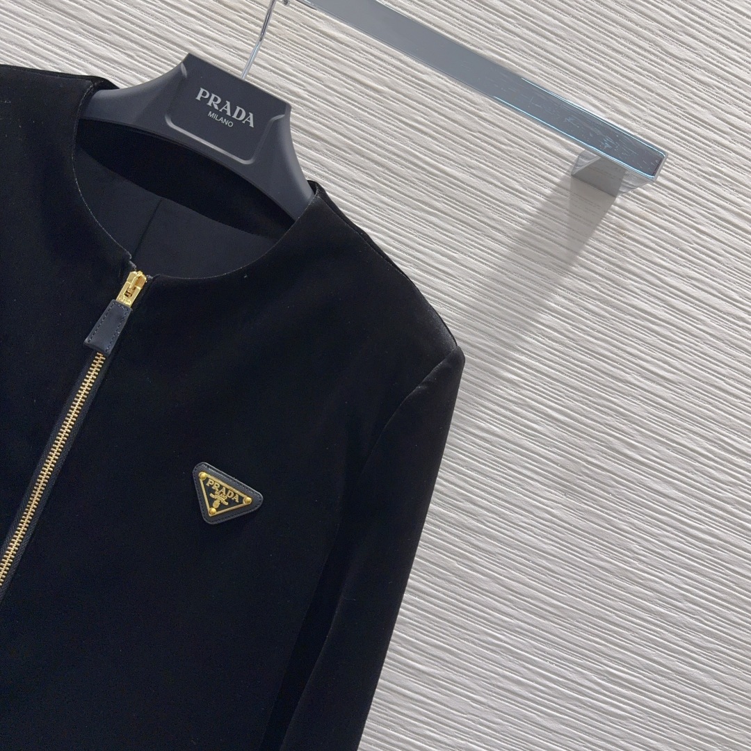 🛍️ Prad* 👑2025FW新款 人人都能驾驭的丝绒套装。高密度时髦休闲风 Vintage帅气 中古