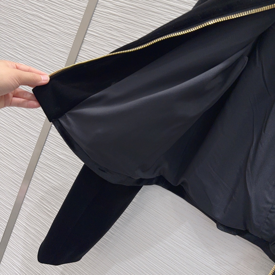 🛍️ Prad* 👑2025FW新款 人人都能驾驭的丝绒套装。高密度时髦休闲风 Vintage帅气 中古