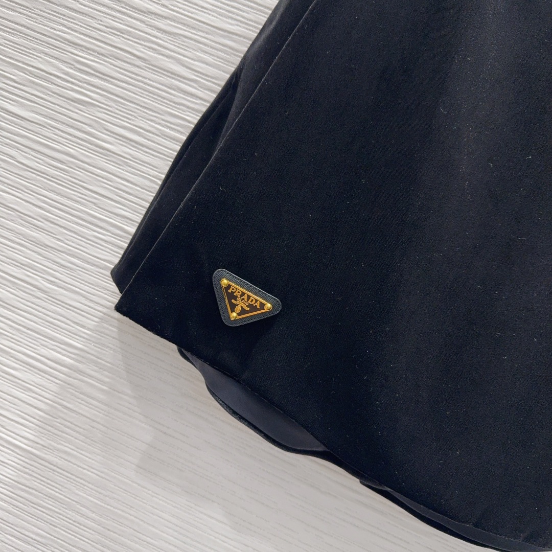 🛍️ Prad* 👑2025FW新款 人人都能驾驭的丝绒套装。高密度时髦休闲风 Vintage帅气 中古