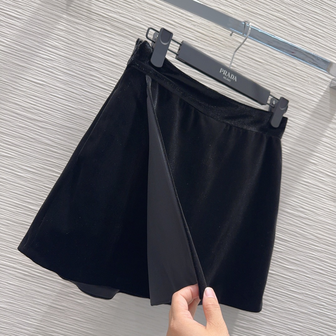 🛍️ Prad* 👑2025FW新款 人人都能驾驭的丝绒套装。高密度时髦休闲风 Vintage帅气 中古