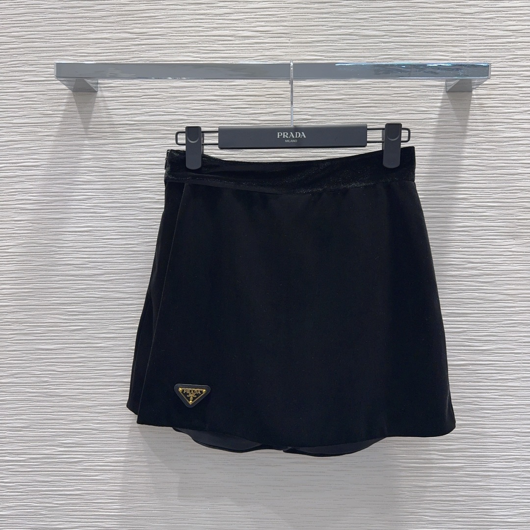 🛍️ Prad* 👑2025FW新款 人人都能驾驭的丝绒套装。高密度时髦休闲风 Vintage帅气 中古