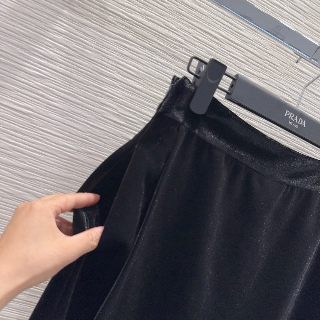 🛍️ Prad* 👑2025FW新款 人人都能驾驭的丝绒套装。高密度时髦休闲风 Vintage帅气 中古