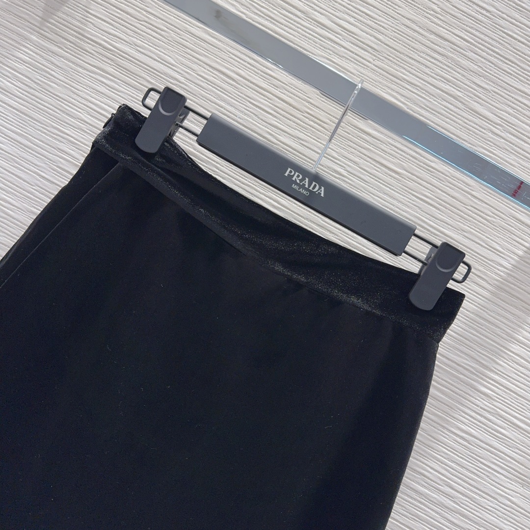 🛍️ Prad* 👑2025FW新款 人人都能驾驭的丝绒套装。高密度时髦休闲风 Vintage帅气 中古