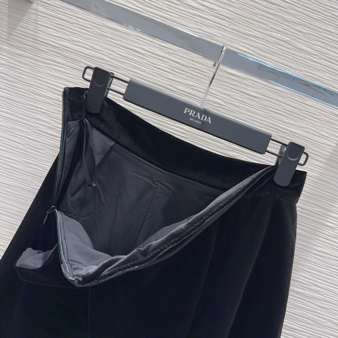 🛍️ Prad* 👑2025FW新款 人人都能驾驭的丝绒套装。高密度时髦休闲风 Vintage帅气 中古