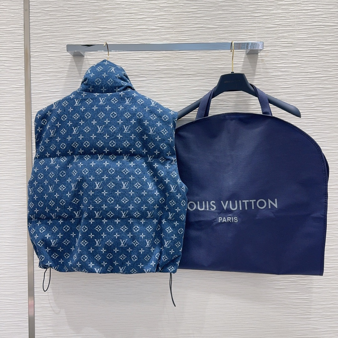 🛍️ Louis Vuitt*o 👑2025FW新款马甲羽绒服 90鹅绒 整体保暖效果拉满，短款常规羽绒