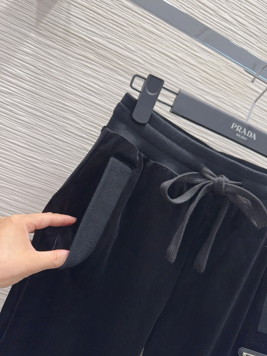 🛍️ Prad* 👑2025FW新款 人人都能驾驭的丝绒套装。高密度时髦休闲风 Vintage帅气 中古