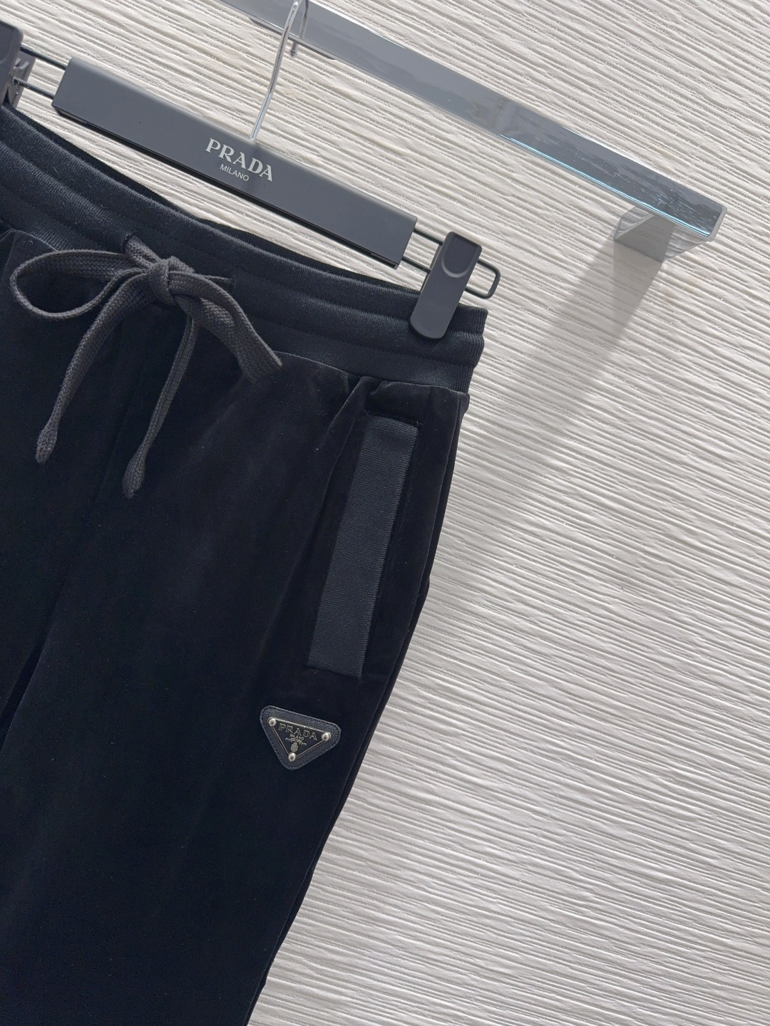 🛍️ Prad* 👑2025FW新款 人人都能驾驭的丝绒套装。高密度时髦休闲风 Vintage帅气 中古