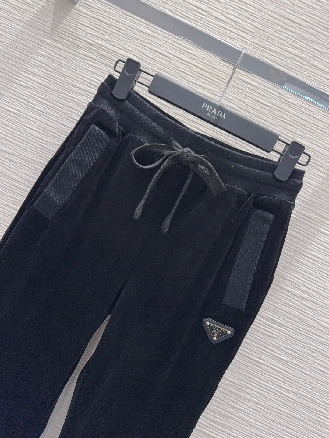 🛍️ Prad* 👑2025FW新款 人人都能驾驭的丝绒套装。高密度时髦休闲风 Vintage帅气 中古