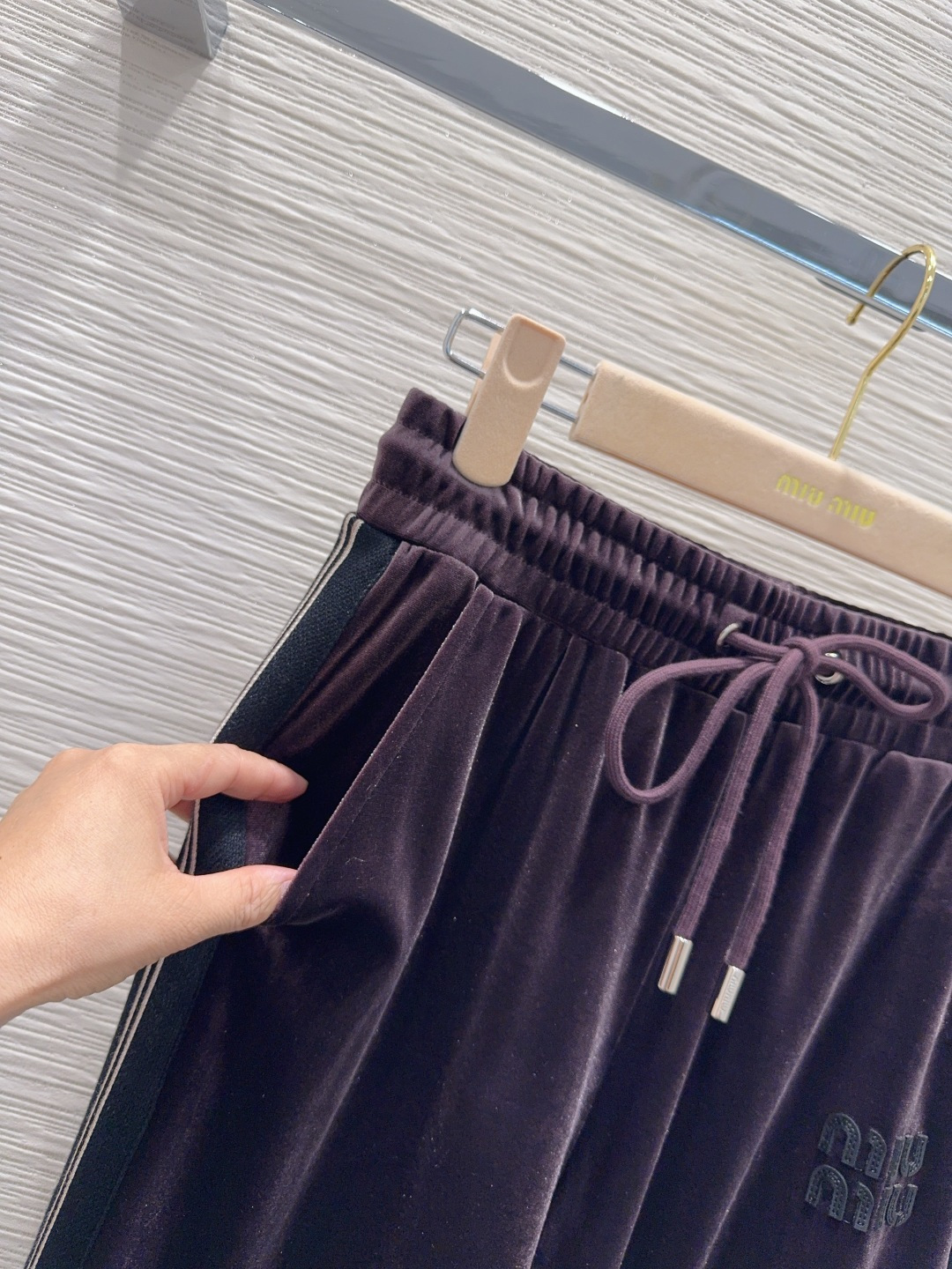 🛍️ Miu Mi* 👑2025FW新款 人人都能驾驭的丝绒套装。高密度时髦休闲风 Vintage帅气 