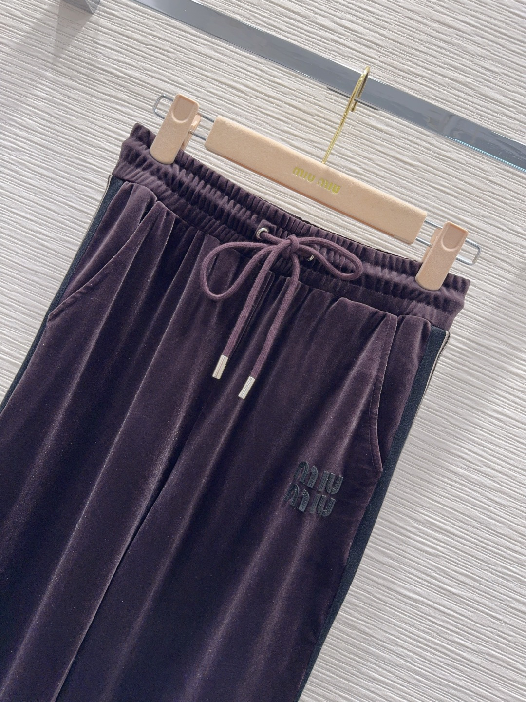 🛍️ Miu Mi* 👑2025FW新款 人人都能驾驭的丝绒套装。高密度时髦休闲风 Vintage帅气 