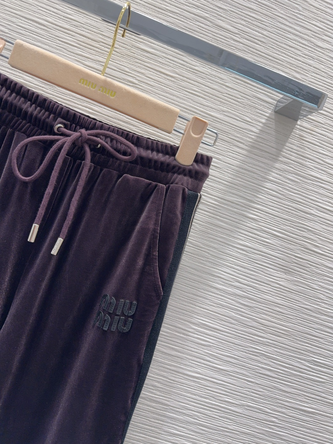 🛍️ Miu Mi* 👑2025FW新款 人人都能驾驭的丝绒套装。高密度时髦休闲风 Vintage帅气 