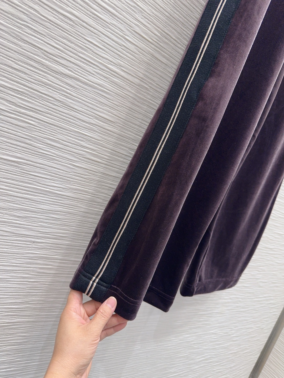 🛍️ Miu Mi* 👑2025FW新款 人人都能驾驭的丝绒套装。高密度时髦休闲风 Vintage帅气 