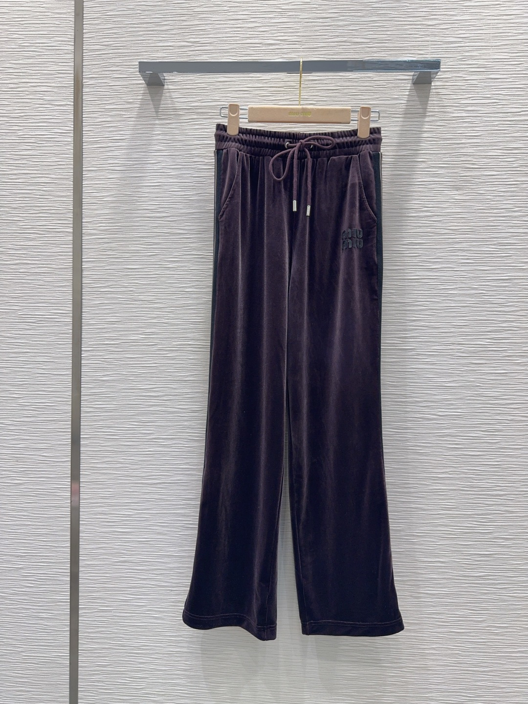 🛍️ Miu Mi* 👑2025FW新款 人人都能驾驭的丝绒套装。高密度时髦休闲风 Vintage帅气 