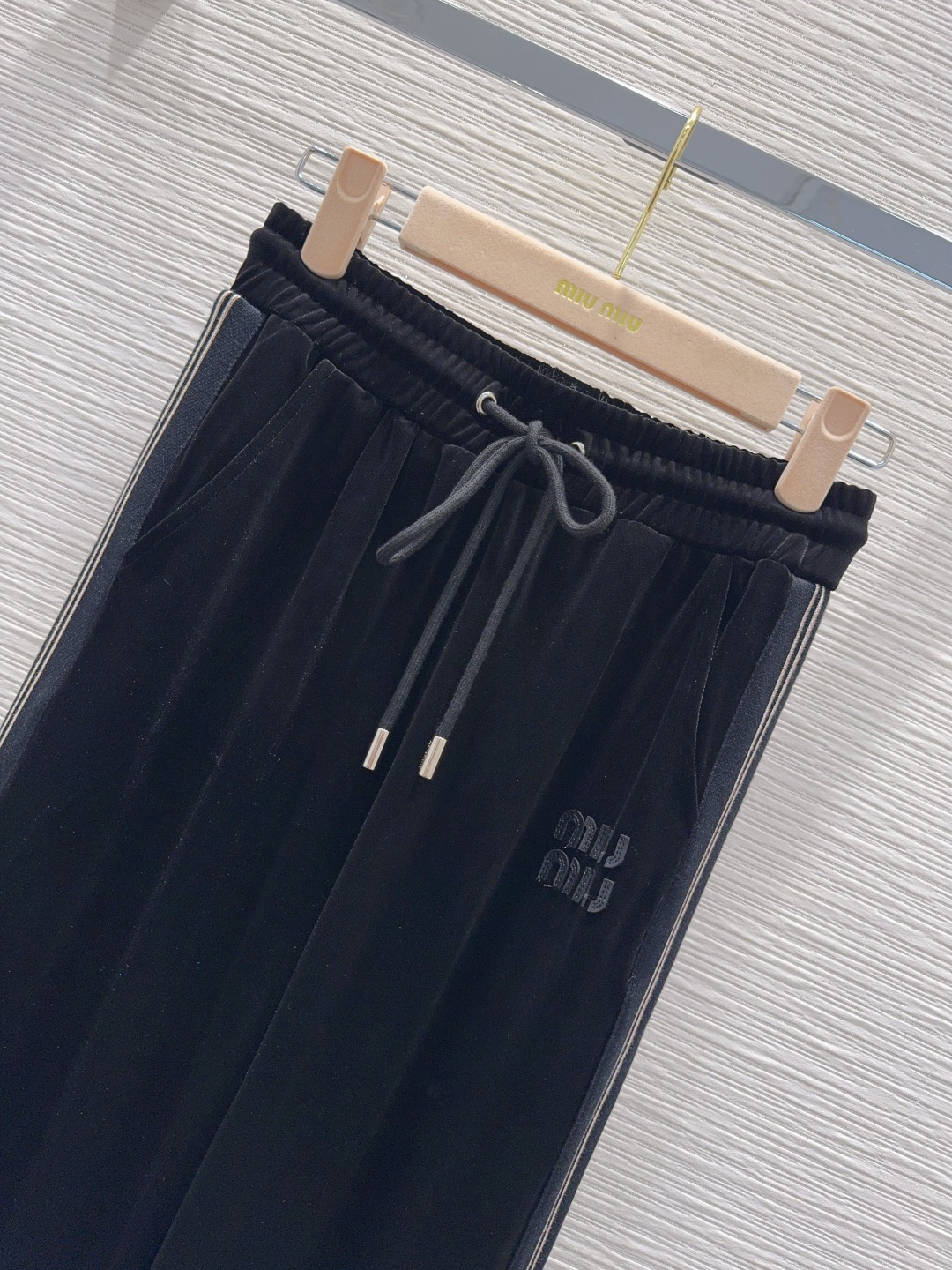 🛍️ Miu Mi* 👑2025FW新款 人人都能驾驭的丝绒套装。高密度时髦休闲风 Vintage帅气 