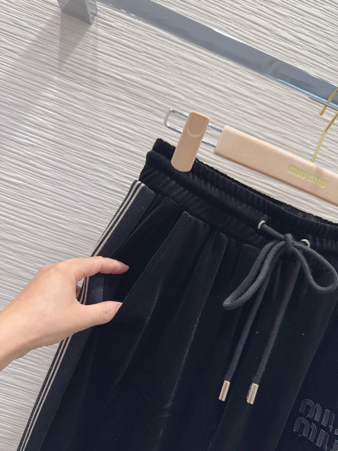 🛍️ Miu Mi* 👑2025FW新款 人人都能驾驭的丝绒套装。高密度时髦休闲风 Vintage帅气 