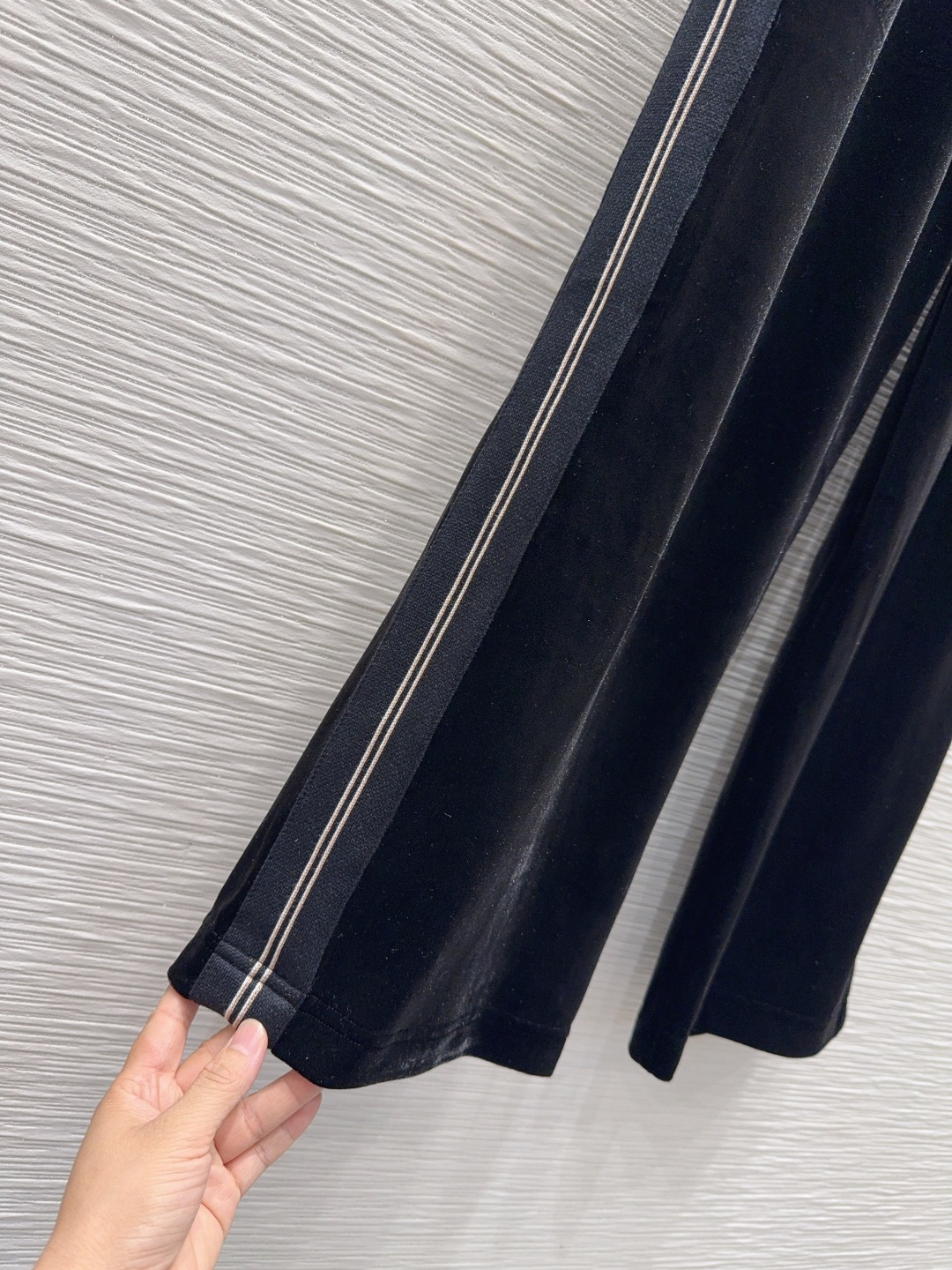 🛍️ Miu Mi* 👑2025FW新款 人人都能驾驭的丝绒套装。高密度时髦休闲风 Vintage帅气 