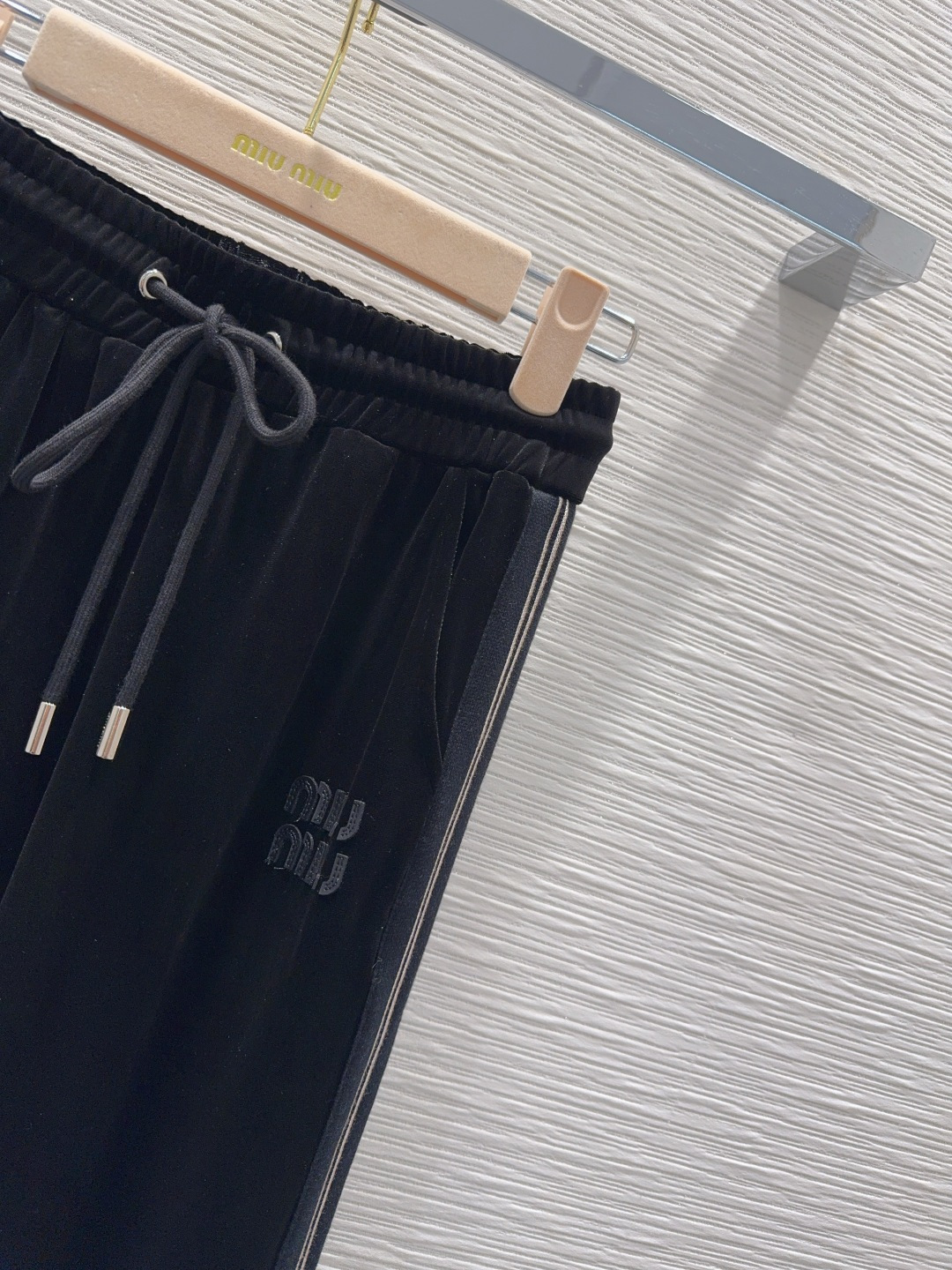 🛍️ Miu Mi* 👑2025FW新款 人人都能驾驭的丝绒套装。高密度时髦休闲风 Vintage帅气 