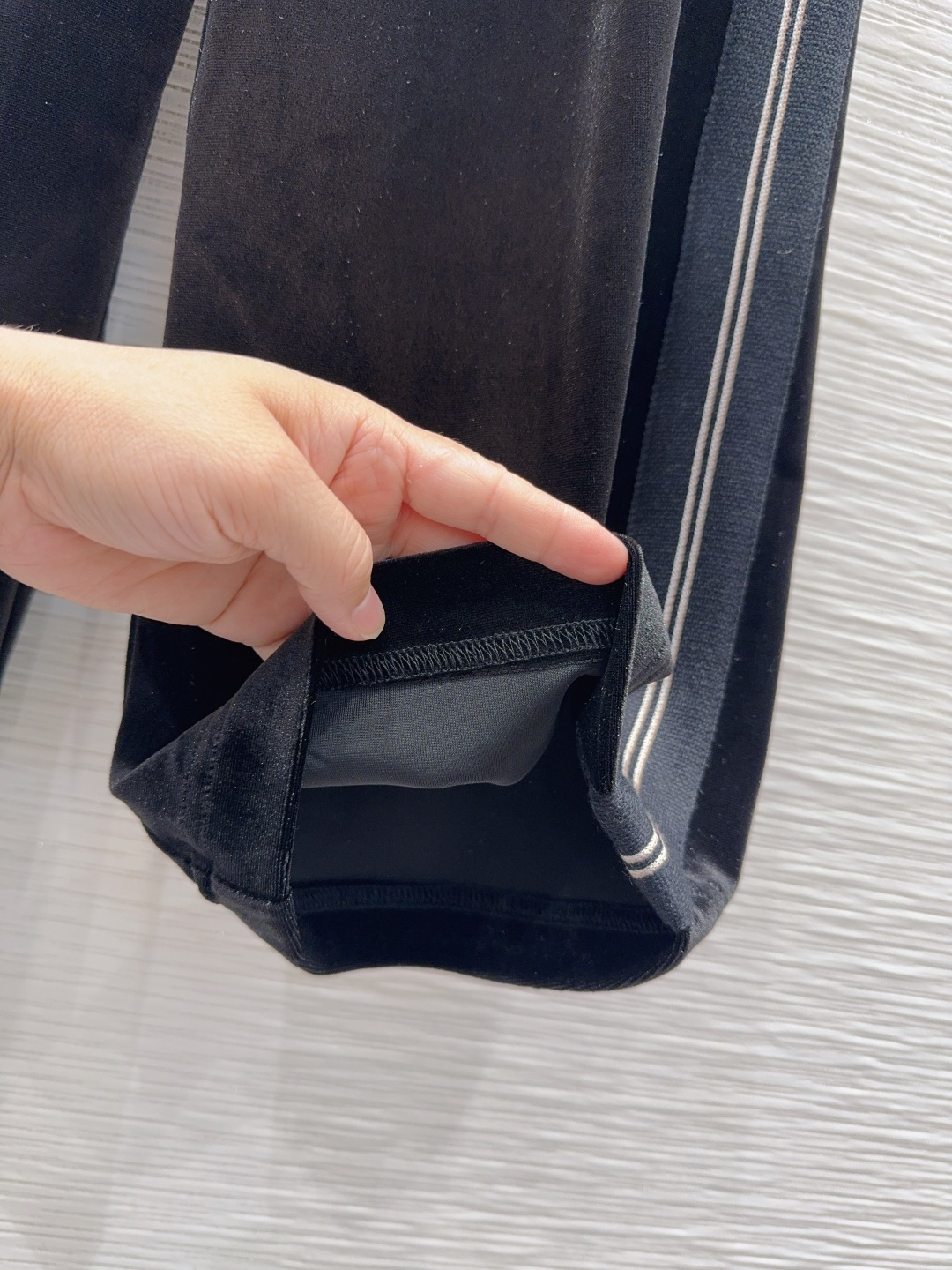 🛍️ Miu Mi* 👑2025FW新款 人人都能驾驭的丝绒套装。高密度时髦休闲风 Vintage帅气 