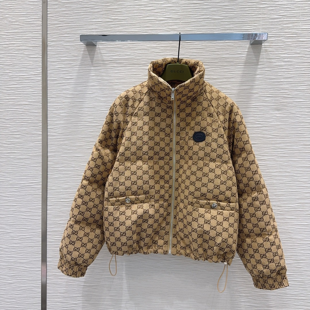 🛍️Gucc*👑2025FW新款羽绒服 填充物：90%白鹅绒 非常高级的进口高密度质地 提花面料 仔细看